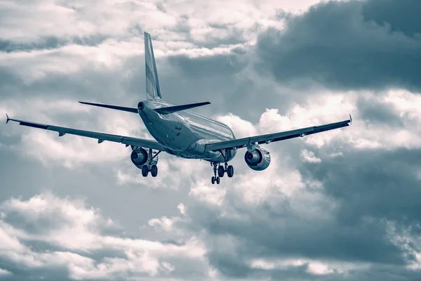 Landing of the passenger plane. — Stock Photo, Image