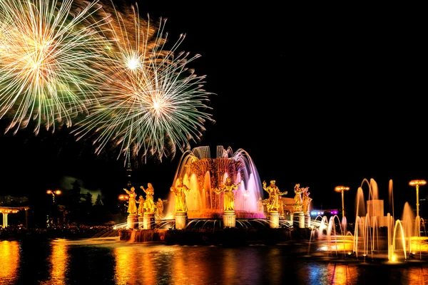 Fireworks and Fountain Friendship of Nations. — Stock Photo, Image