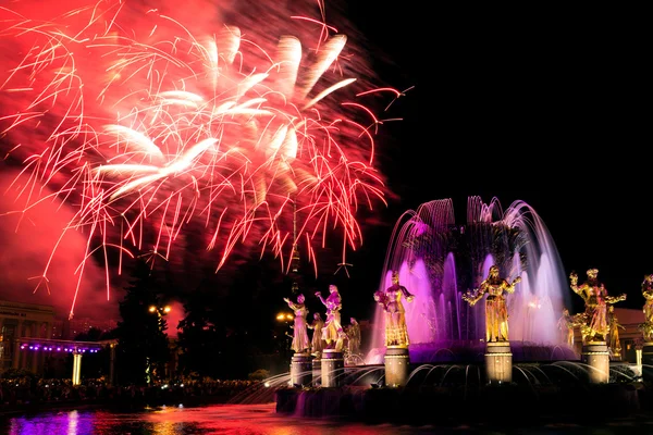 Fireworks and Fountain Friendship of Nations. — Stock Photo, Image