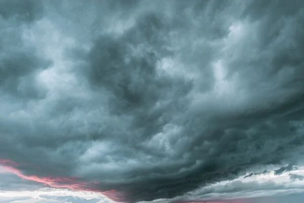 Nuages de tempête sombres. — Photo