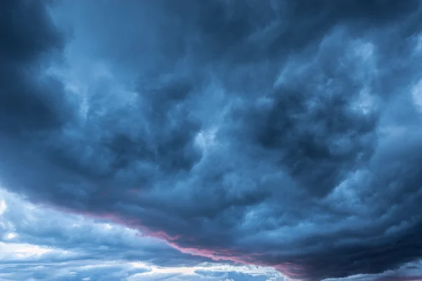 Nuages de tempête sombres. — Photo