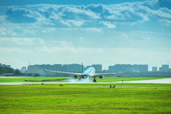 Aterrizaje del avión de pasajeros . — Foto de Stock