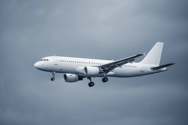 Landing passenger plane. — Stock Photo, Image