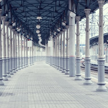 İstasyonu platformu.