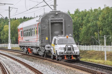 Demiryolu taşıma tren seyyar oto araba çeker.