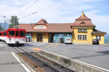 Yolcu turistik tren istasyonuna doğru hareket eder..