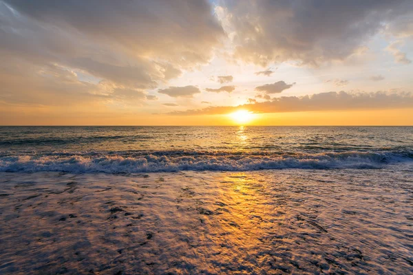 Pôr do sol sobre o mar. — Fotografia de Stock