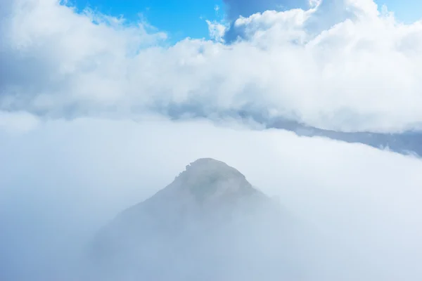 Над горами переменная облачность . — стоковое фото