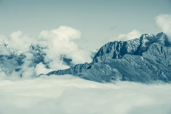 Fantastické cloudscape nad vrcholky hor. — Stock fotografie