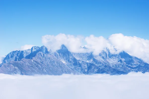 Фантастичний хмарний пейзаж над горами . — стокове фото