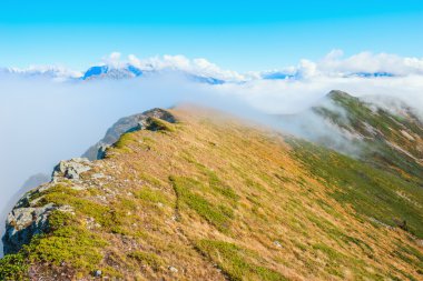 Bulutlar yukarıda ve dağları arasında.