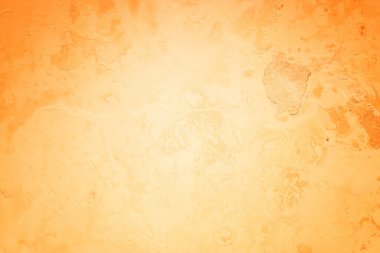 Çimento zemin üzerine eski duvar kağıdı.