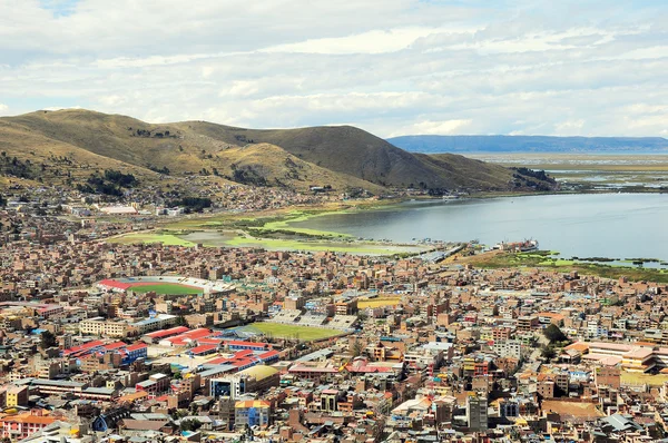 Vista de la ciudad por el lago Titicaca . — Foto de Stock