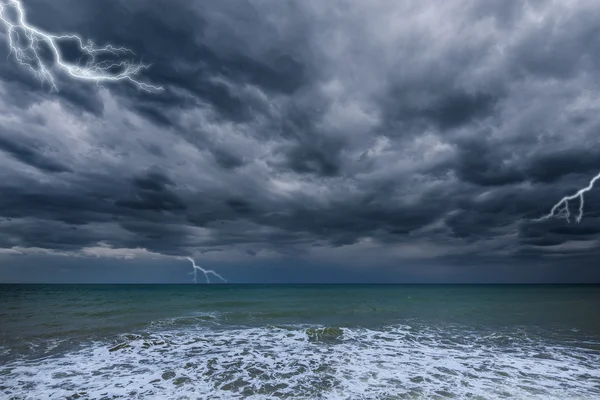 Темное бурное небо над океаном . — стоковое фото
