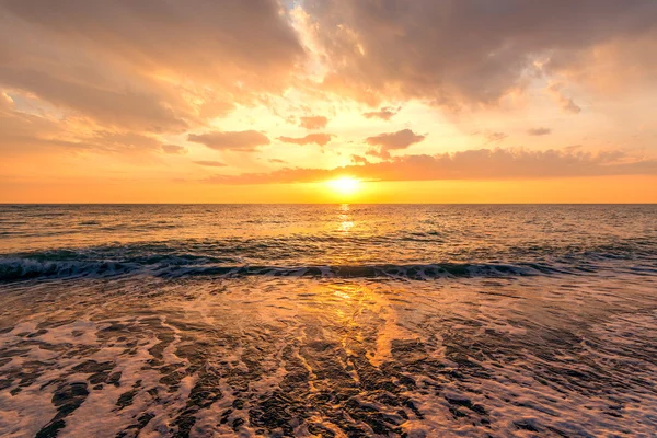 Céu por do sol sobre o mar . — Fotografia de Stock