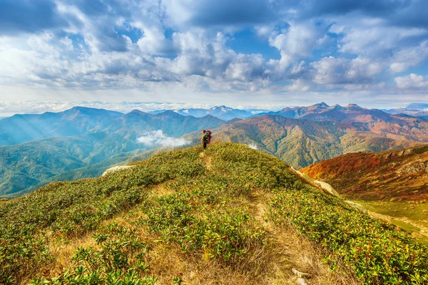 Excursionista en el sendero . — Foto de Stock