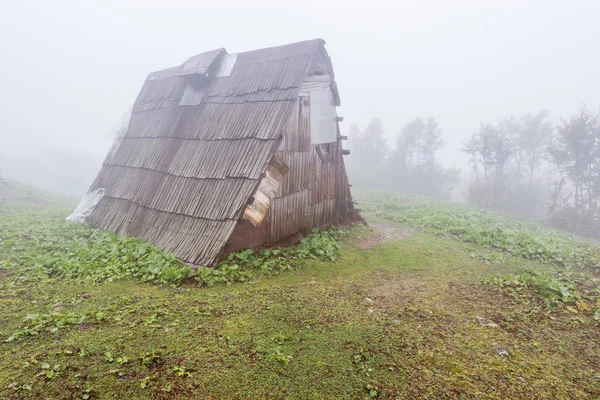 山の羊飼いの小屋. — ストック写真