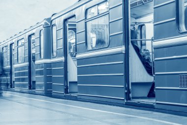 Metro tren istasyonunda duruyor.