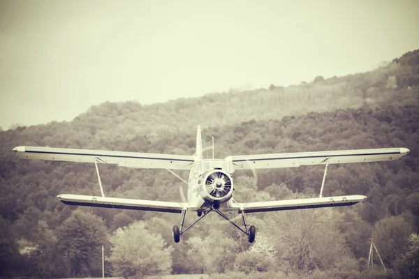 Retro uçak alarak. — Stok fotoğraf