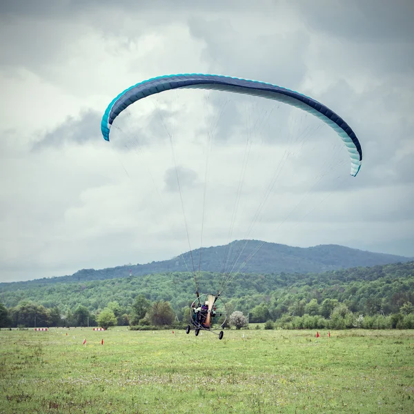 De paraglider opstijgen. — Stockfoto