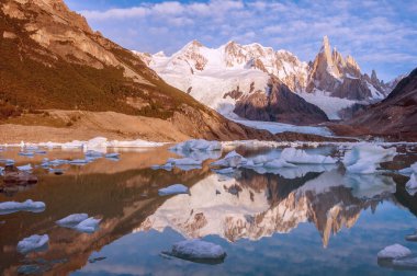 Laguna Cerro Torre tarafından fantastik gündoğumu. 