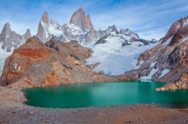 Fitz Roy dağ tarafından şaşırtıcı gündoğumu. 