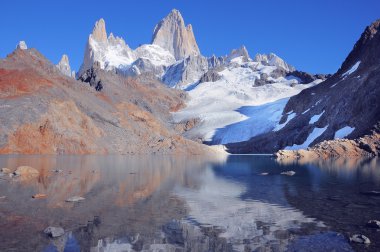 Fitz Roy dağ tarafından şaşırtıcı gündoğumu.