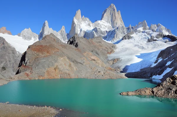 Fitz Roy dağ tarafından şaşırtıcı gündoğumu.