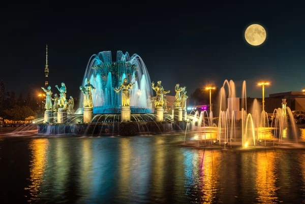 Fuente de la Amistad de las Naciones en la noche , — Foto de Stock