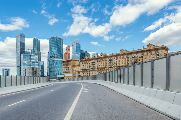 Strada per il centro città d'affari . — Foto Stock