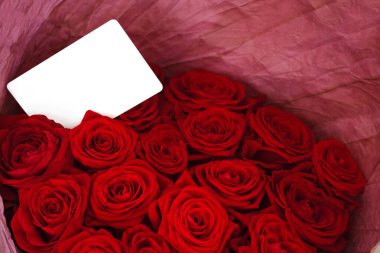 Mesajınız veya mesajınız için içinde boş mesaj işareti olan kırmızı güller.