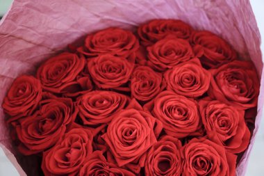 Güzel bir buket kırmızı gülün yakın çekimi.