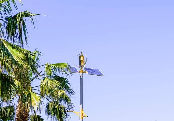 Luz de calle solar. Baterías solares para iluminar un parque en un país del sur — Foto de Stock