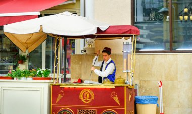 Sokaktaki geleneksel Türk dondurmacısı. Kislovodsk, Rusya. 16 Ağustos 2021.