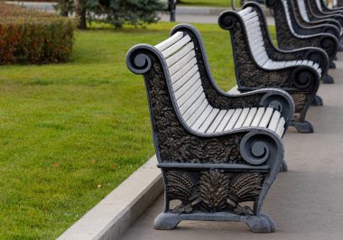 Kamu parkındaki boş beyaz bankların manzarası