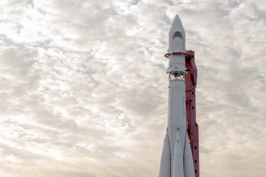 Uzay roketi bulutlu gökyüzüne karşı fırlatma rampasında