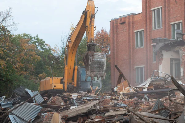 Baumaschinen Kaputt Ein Großer Bagger Reißt Das Haus Der Stadt — Stockfoto