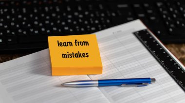 Hatalarınızdan ders alın. Metin, masanın üzerinde, kalemin yanında ve her gün duran sarı bir not üzerine yazılmıştır..