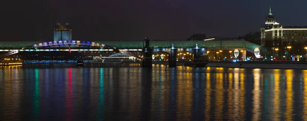 モスクワでのお祭りの夜 ロシアの首都はクリスマスと装飾されています ライトアップされた夜市堤防 — ストック写真