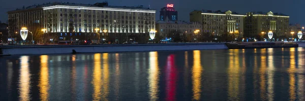 モスクワ ロシア 2021年1月5日 モスクワでのお祭りの夜 ロシアの首都はクリスマスのために装飾されています モスクワで新年 ライトアップされた夜市堤防 — ストック写真
