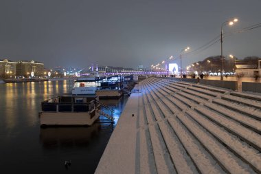 Moskova, Rusya, 5 Ocak 2021. Kışın Gorky 'nin adını alan eğlence parkı. Akşam aydınlatması. Moskva nehri eğlence tekneleri için marinalarla doludur..