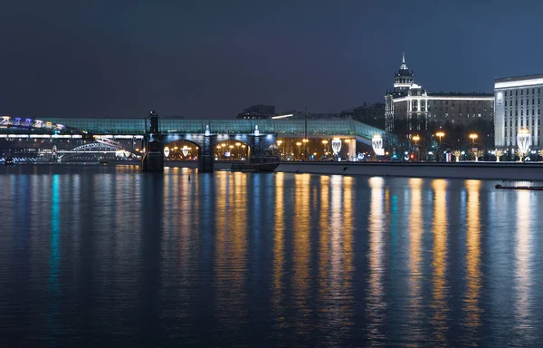 Ünnepi Este Moszkvában Oroszország Fővárosát Karácsonyra Díszítik Városi Töltés Éjjel — Stock Fotó