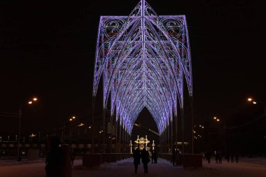 Birçok insan bir kış akşamı arkadaşları ve çocuklu aileleriyle şehir parkında yürür. Yeni yıl tatili boyunca aktif dinlenme. Moskva nehri boyunca uzanan merkez eğlence parkı..