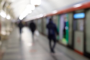 Metro istasyonunun bulanık görüntüsü, ayakta duran insanlar ve yolcular, soyut arkaplan bulanık görüntü, insanlar tren yolunda acele ediyor..