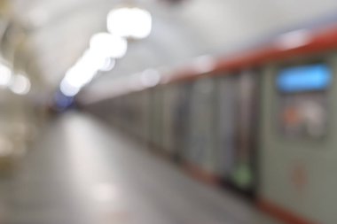 Bulanık metro görüntüsü. Şehir hayatı, metro ya da gökyüzü treni istasyonda