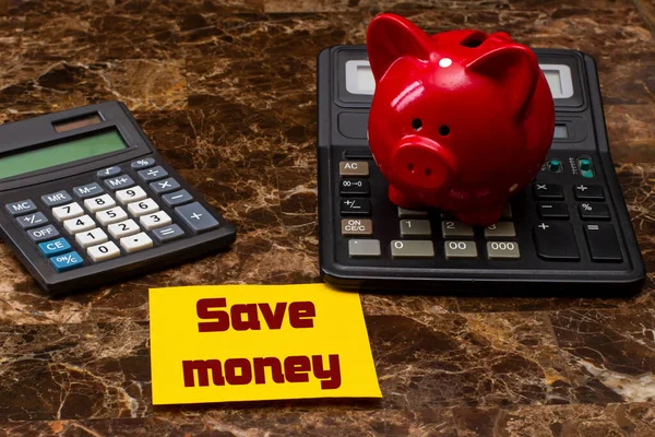 Zapisz Kartę Wiadomości Money Żółty Obok Skarbonki Kalkulatorze Oszczędność Kosztów — Zdjęcie stockowe