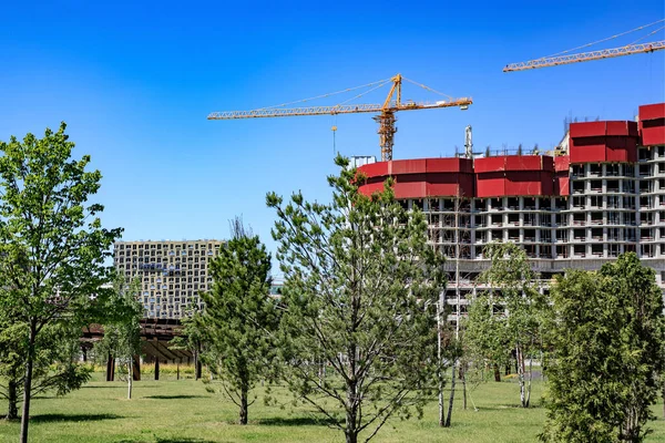 Gru Costruzione Sui Tetti Della Città Contro Cielo Blu Con — Foto Stock