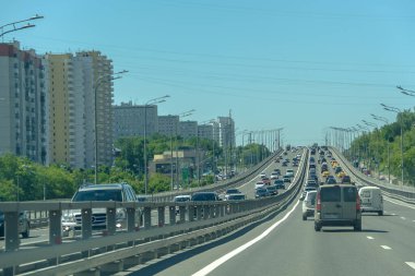 Moskova, Rusya, 06.08.2021. Yazın Moskova 'da araba trafiği. Kutuzovsky bölgesi. Büyük şehrin modern hayatı..