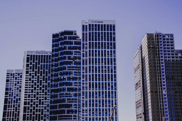 Bostäder För Stadsfamiljer Bostadsområden Geometriska Fasader Hus Mot Den Blå — Stockfoto