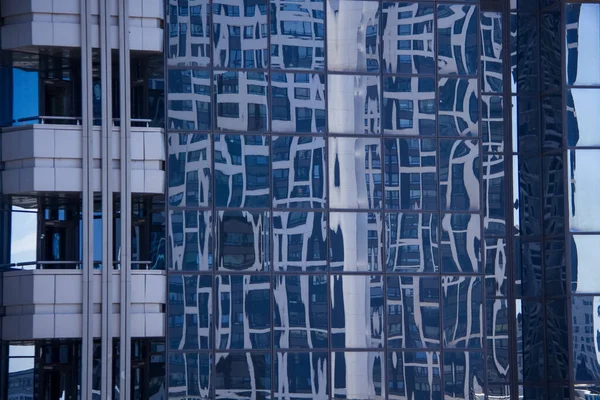 Reflektion Flervåningshus Glasfasaden Modern Skyskrapa Detalj Bakgrund — Stockfoto